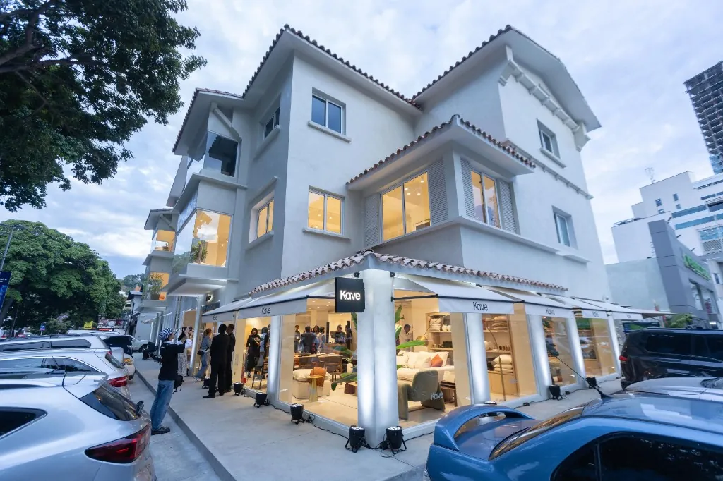 Kave Home storefront in Las Mercedes, Caracas, at dusk